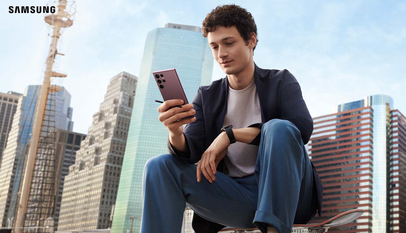 Man holding Galaxy S22 and pen