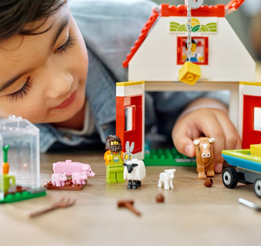 Toy animal farm for kids aged 4+