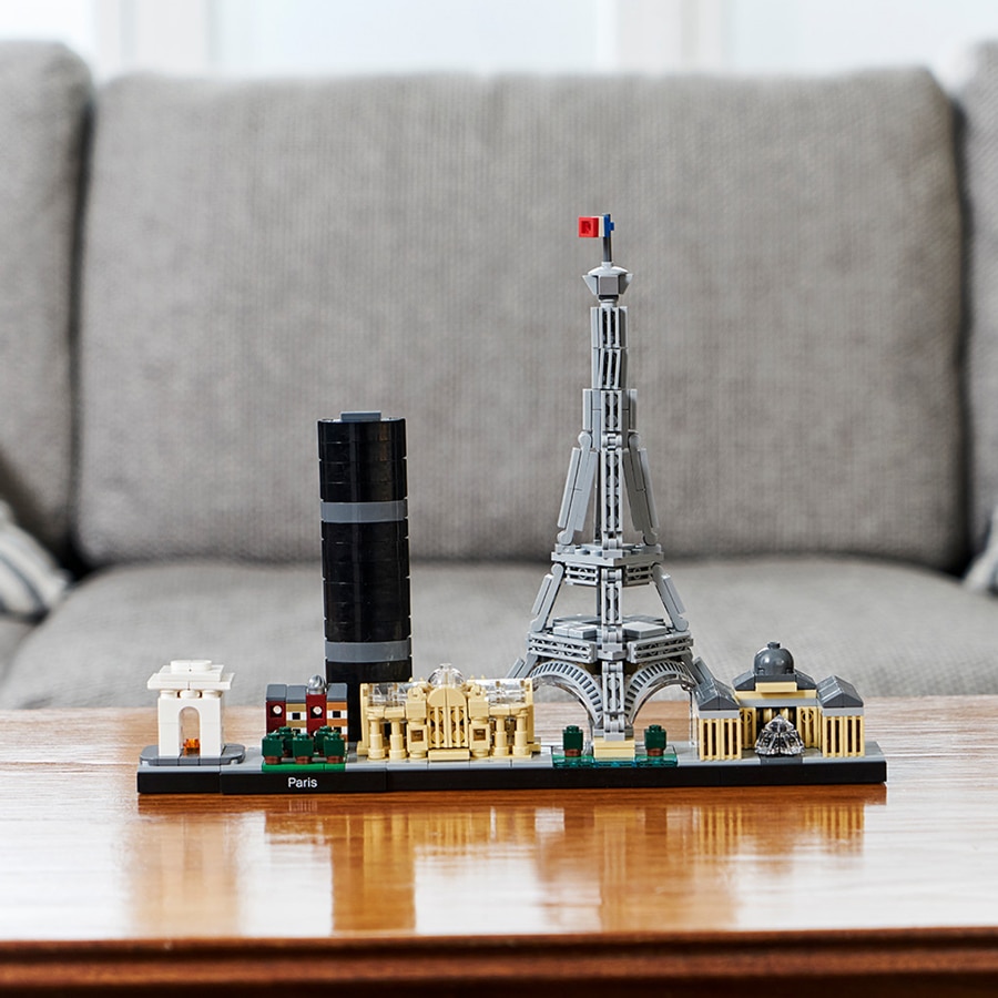 Features a selection of Paris’s famous landmarks