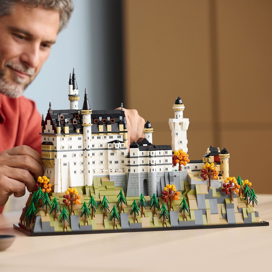 Authentically detailed building set 