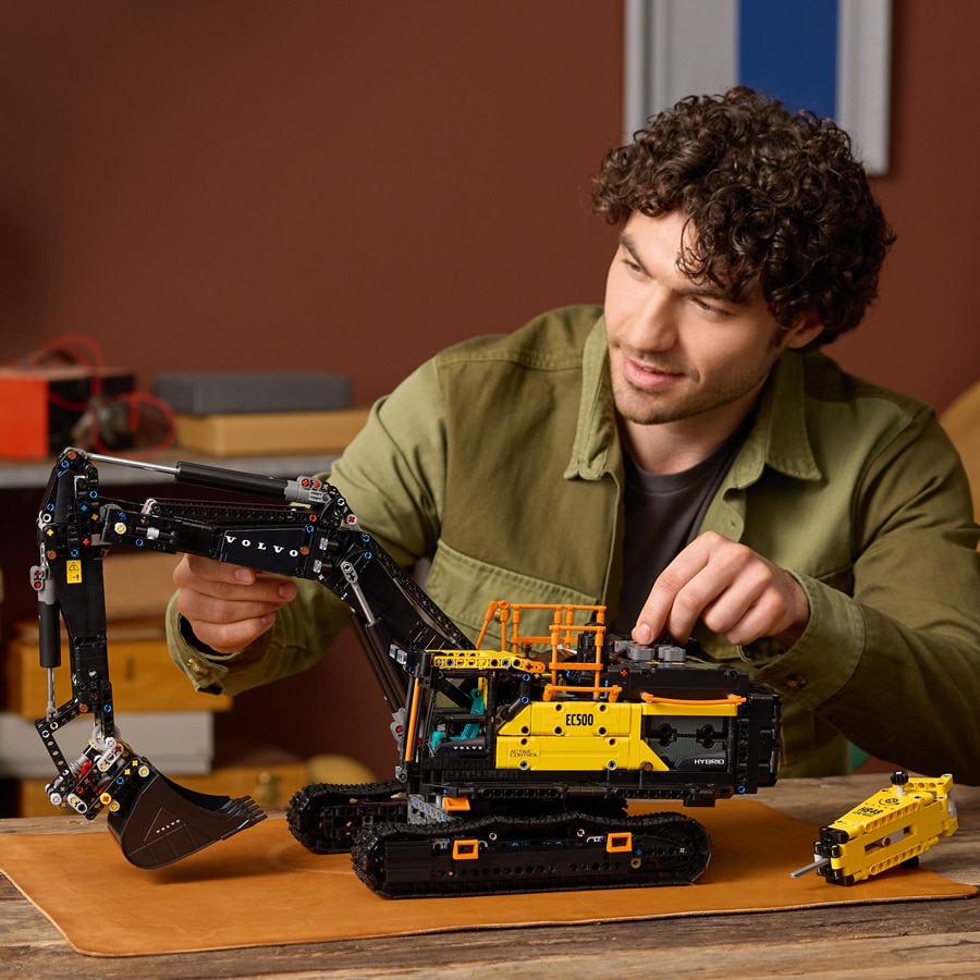 LEGO hammer and shovel tools 