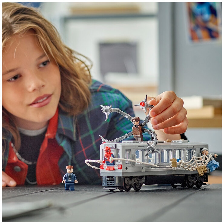 LEGO Marvel Spider-Man vs. Doc Ock Subway Train Scene 76321