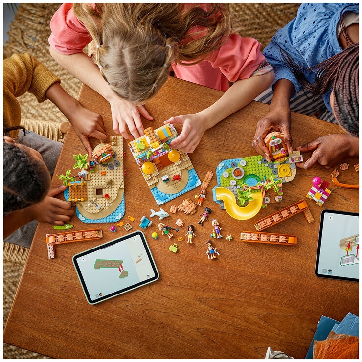 LEGO Friends Family Vacation Beach Resort 42673