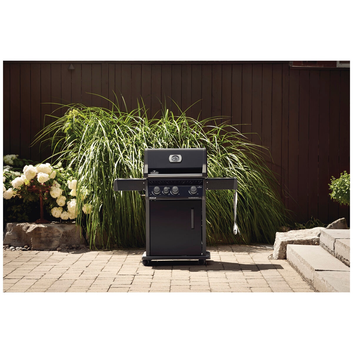 Napoleon Rogue XT 425 BBQ with Side Burner Black