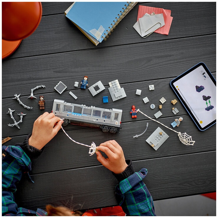 LEGO Marvel Spider-Man vs. Doc Ock Subway Train Scene 76321