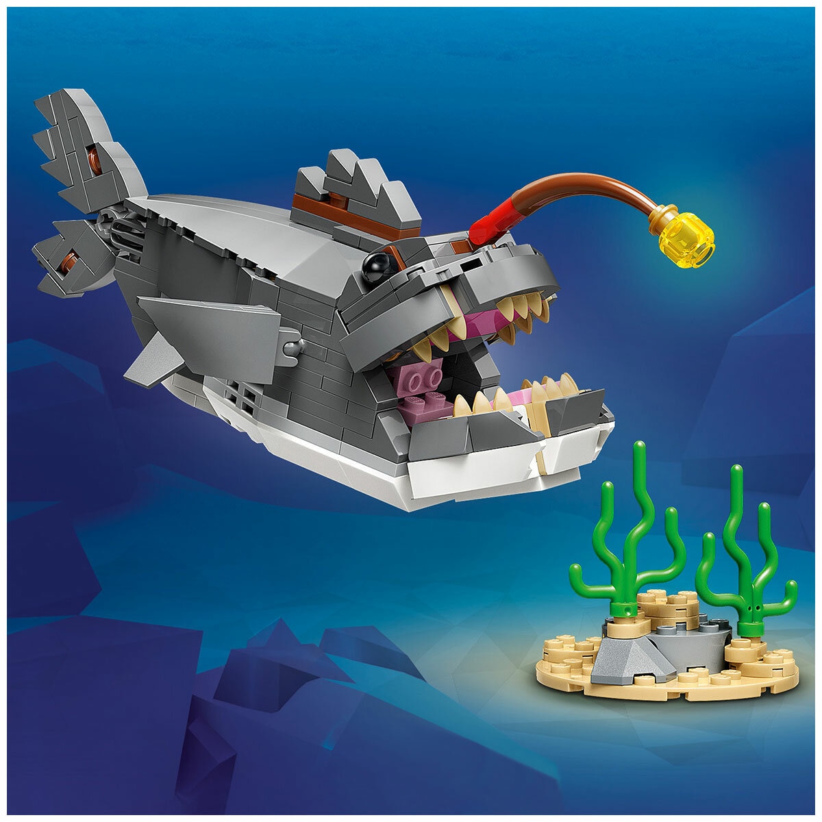 LEGO Creator Fierce Shark with a Treasure Chest 31381