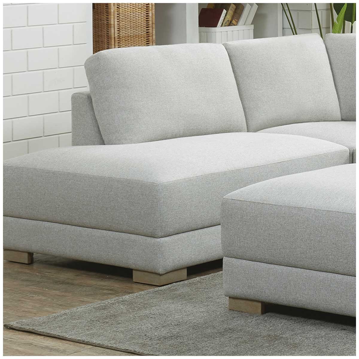 Synergy Home Furnishings Fabric Sectional With Ottoman