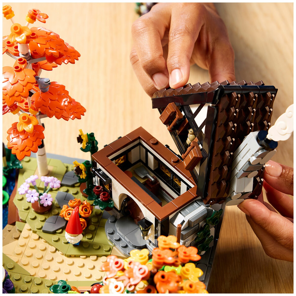 LEGO Icons Autumn Cottage Garden 11372