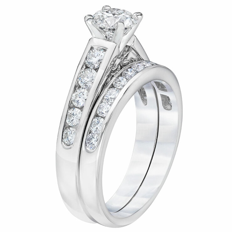 Platinum VS2 I 1.70ctw Round Diamond 0.70ctw Centre Bridal Set Platinum VS2 I 1.70ctw Round Diamond 0.70ctw Centre Bridal Set