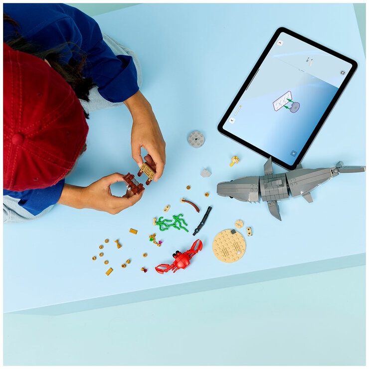 LEGO Creator Fierce Shark with a Treasure Chest 31381