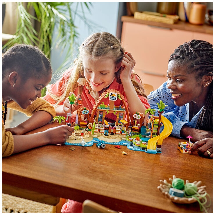 LEGO Friends Family Vacation Beach Resort 42673