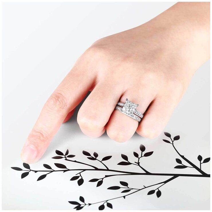 18KT White Gold 1.10ctw Diamond Bridal Set With 0.30ctw Centre