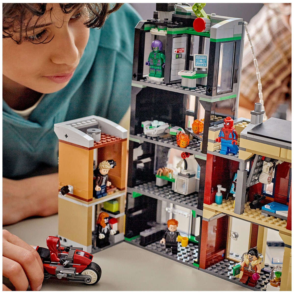 LEGO Marvel Spider-Man vs. Oscorp 76324