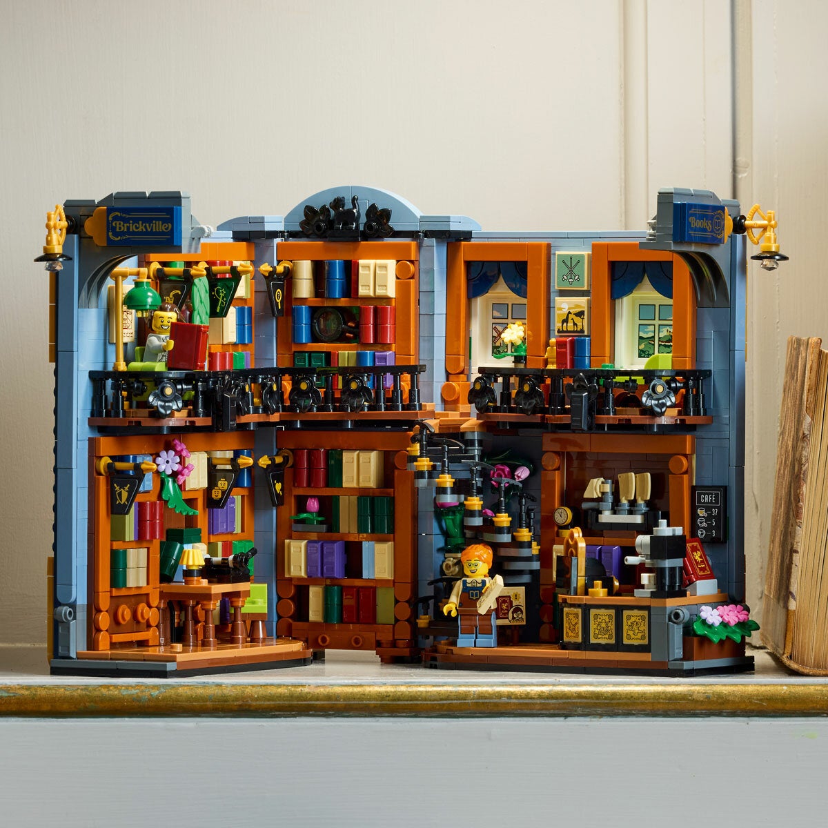 LEGO Icons Bookstore: Book Nook 11379 LEGO Icons Bookstore: Book Nook 11379
