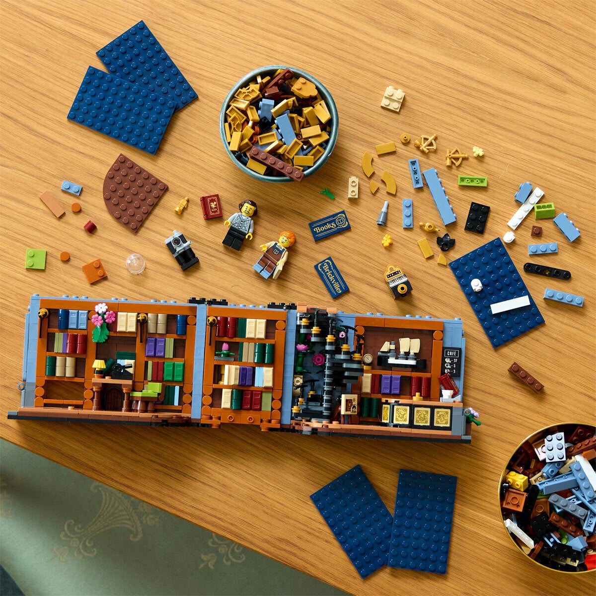 LEGO Icons Bookstore: Book Nook 11379 LEGO Icons Bookstore: Book Nook 11379