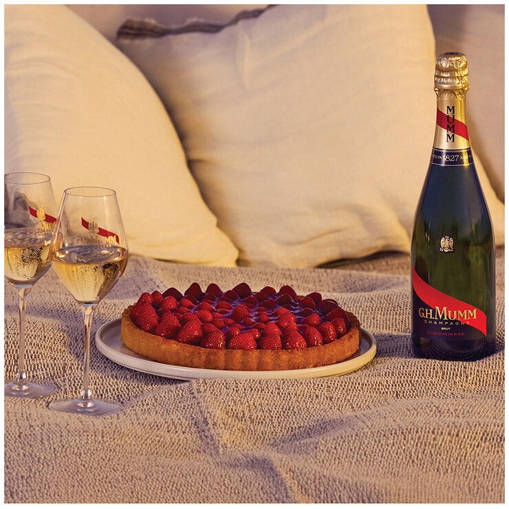 G.H. Mumm Cordon Rouge Brut Champagne 750ml & 2 Flutes Set