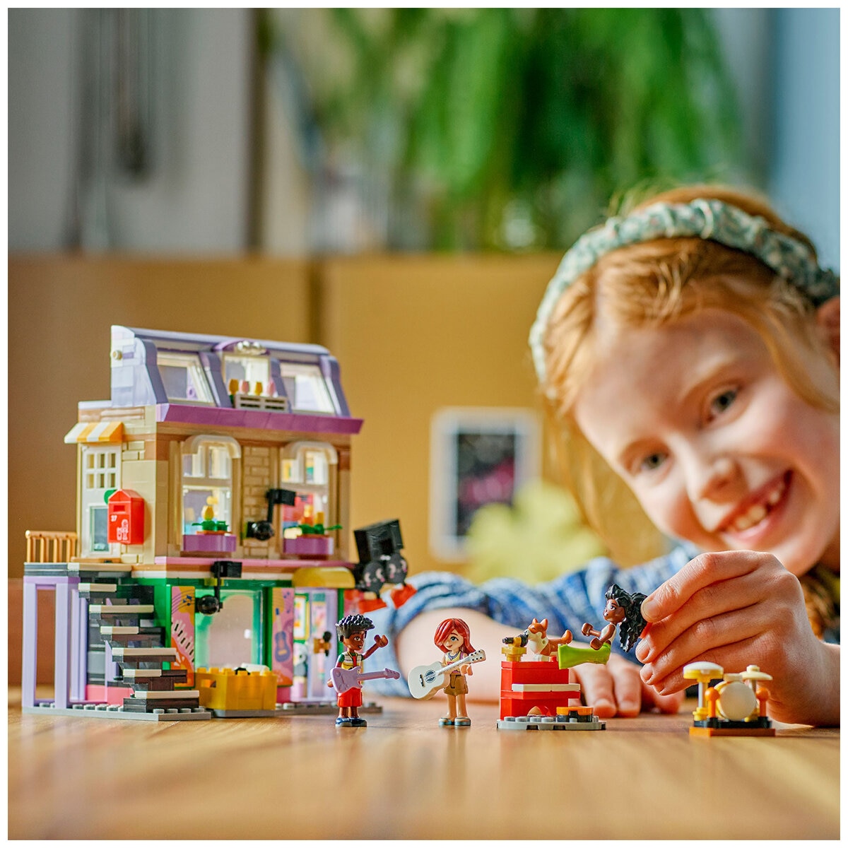 LEGO Music Store & Apartment 42653