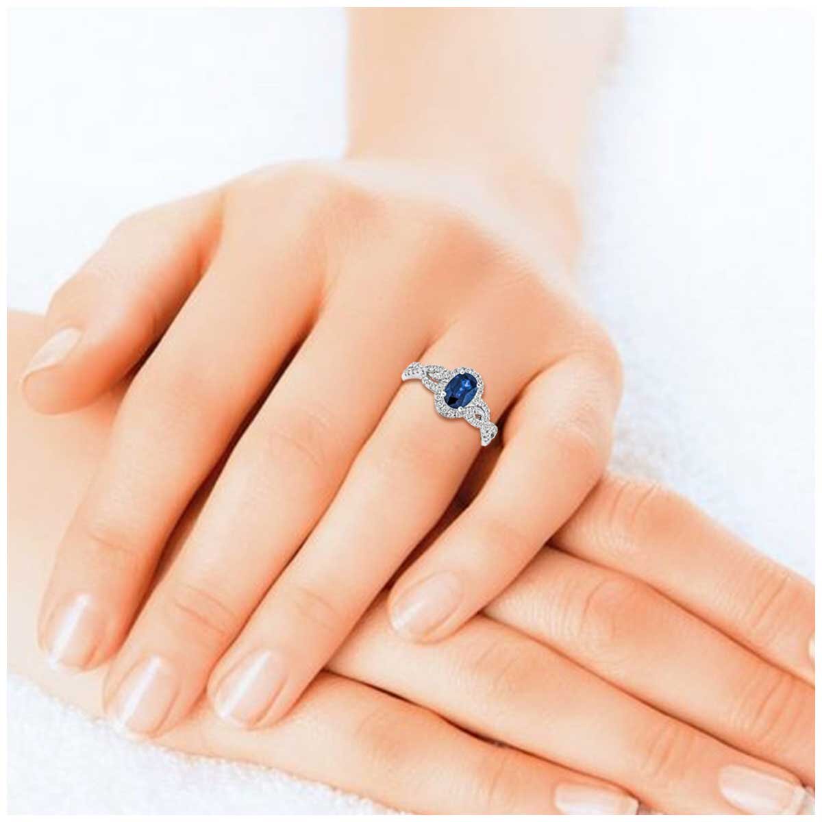 18KT White Gold 0.28ctw Diamond And Oval Sapphire Ring