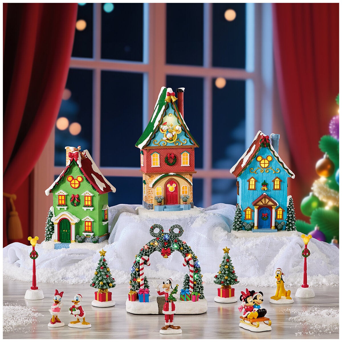 Disney Holiday Village 13 Pieces Disney Holiday Village 13 Pieces